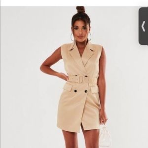 NUDE SLEEVELESS BLAZER